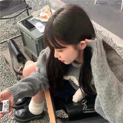 给小酒馆女子喝高杯酒